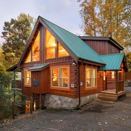 Cozy Bear Lodge, 3 Bedrooms, Sleeps 12, Near Downtown, Private, Hot Tub